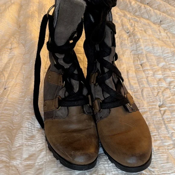 Sorel Two-Tone Lace-Up Women's Boots - Picture 3 of 6